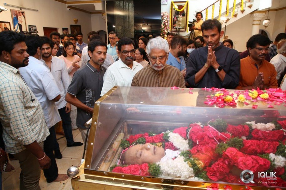 Celebrities-pay-homage-to-superstar-Krishna